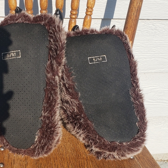 Fuzzy monster kid slippers size S/ M great condition - Picture 5 of 7